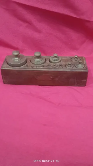 Antiche bilance in bronzo con base in legno