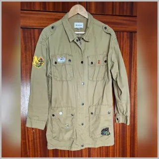 Chaqueta Stradivarius beige parches y pins m