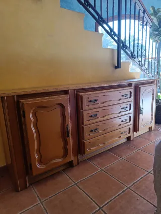 Bufet de madera marrón