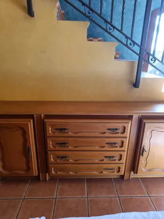 Bufet de madera marrón