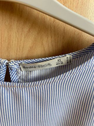 Blusa con volantes rayas azules