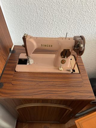 Máquina de coser Singer rosa y madera