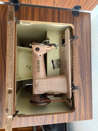 Máquina de coser Singer rosa y madera