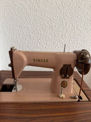 Máquina de coser Singer rosa y madera