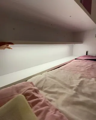 Mueble cama abatible con mesa de estudio blanco y