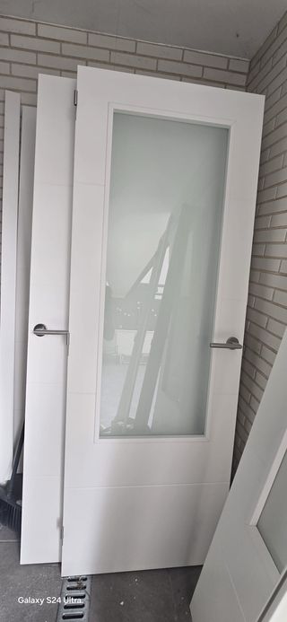 Puerta blanca cocina con cristal