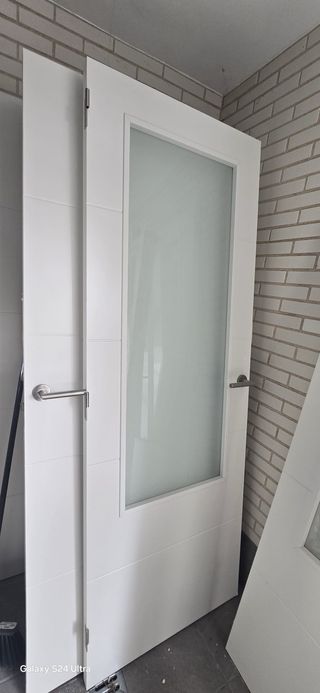 Puerta blanca cocina con cristal