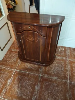 Consola de madera oscura