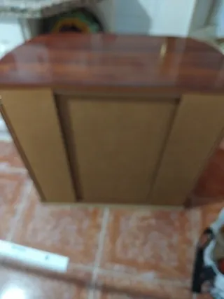 Consola de madera oscura