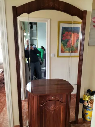 Consola de madera oscura