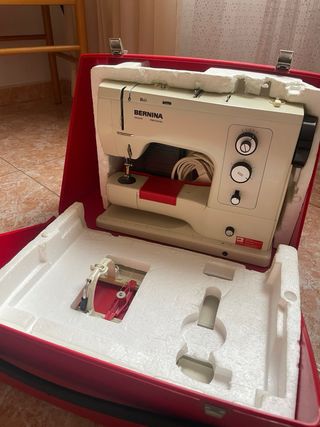 Máquina de Coser Bernina Roja