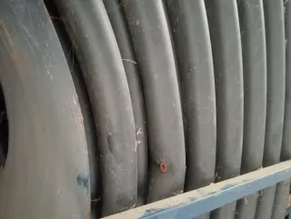 Tubos de riego y cobertura enrollada