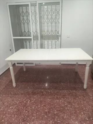 Tavolo da pranzo o cucina bianco