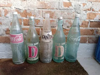 Botellas antiguas Fanta, Coca-Cola y gaseosa