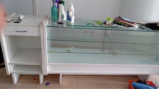 Mostrador de cristal y madera