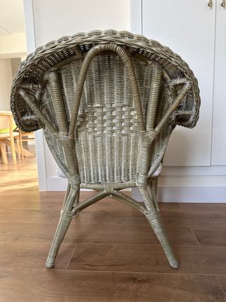 Silla de mimbre beige con cojín blanco