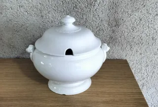 Sopera blanca con tapa. Antigua.