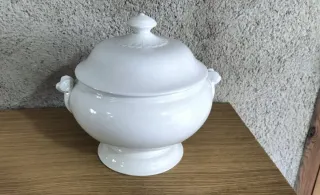 Sopera blanca con tapa. Antigua.