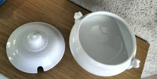 Sopera blanca con tapa. Antigua.