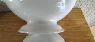 Sopera blanca con tapa. Antigua.