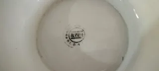 Sopera blanca con tapa. Antigua.