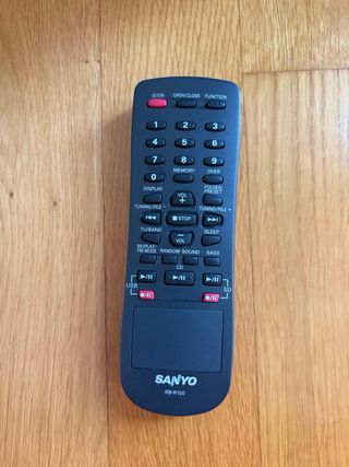 Equipo de música Sanyo . CD, radio y 2 altavoces.