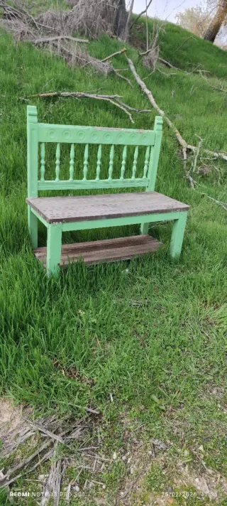 Banco rústico madera y metal verde