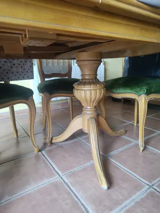 Mesa de comedor de madera sin sillas