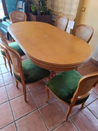 Mesa de comedor de madera sin sillas