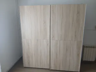 Guardaroba con ante scorrevoli in legno