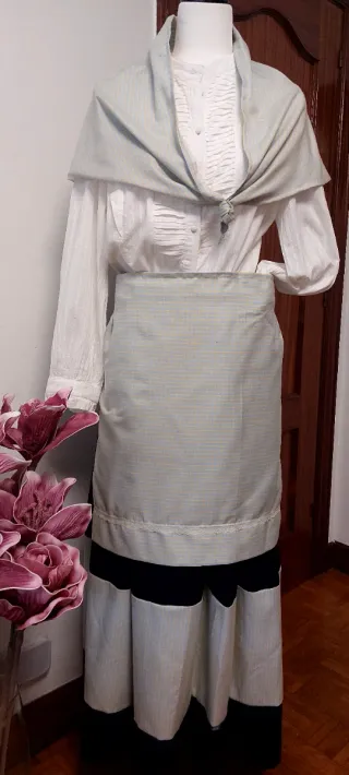 Traje de casera beige y blanco