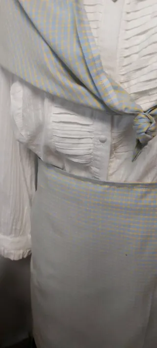 Traje de casera beige y blanco