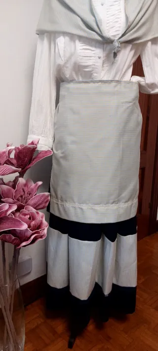 Traje de casera beige y blanco