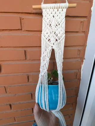 Colgador de macetas de macramé y madera
