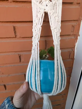 Colgador de macetas de macramé y madera