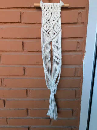 Colgador de macetas de macramé y madera