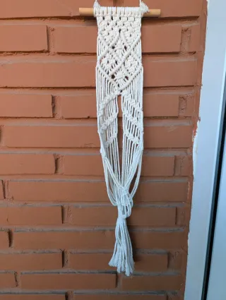 Colgador de macetas de macramé y madera