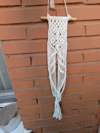 Colgador de macetas de macramé y madera