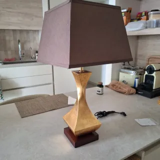 Lámpara de mesa dorada y marrón