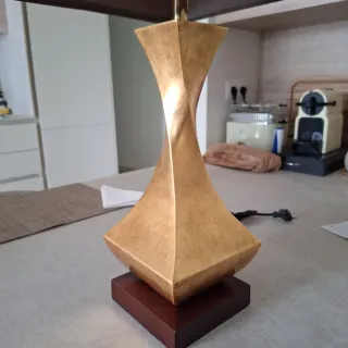 Lámpara de mesa dorada y marrón