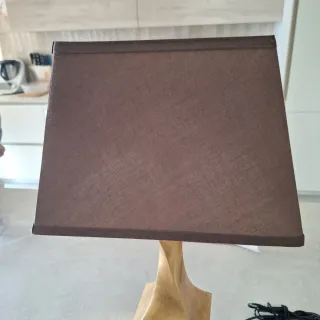 Lámpara de mesa dorada y marrón