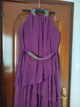 Vestido fiesta morado con volantes