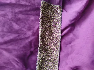 Vestido fiesta morado con volantes