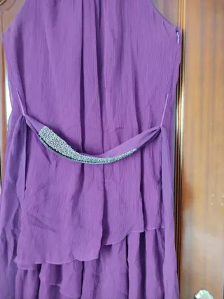 Vestido fiesta morado con volantes