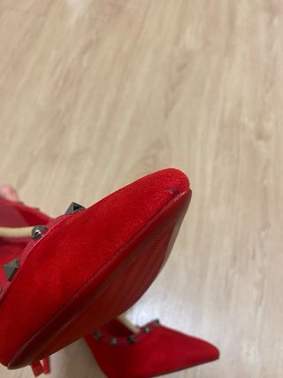 Zapatos de tacón rojos con tachuelas