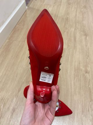 Zapatos de tacón rojos con tachuelas
