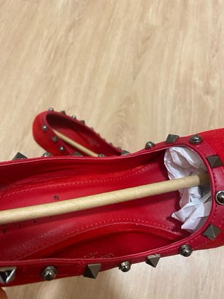 Zapatos de tacón rojos con tachuelas