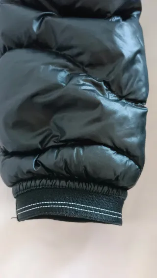 Chaqueta Blauer negra acolchada con capucha