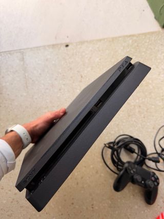 PS4 (PlayStation 4) Negra 1 TB+ Mando y Cables