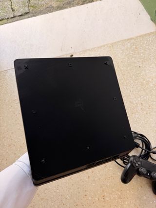 PS4 (PlayStation 4) Negra 1 TB+ Mando y Cables
